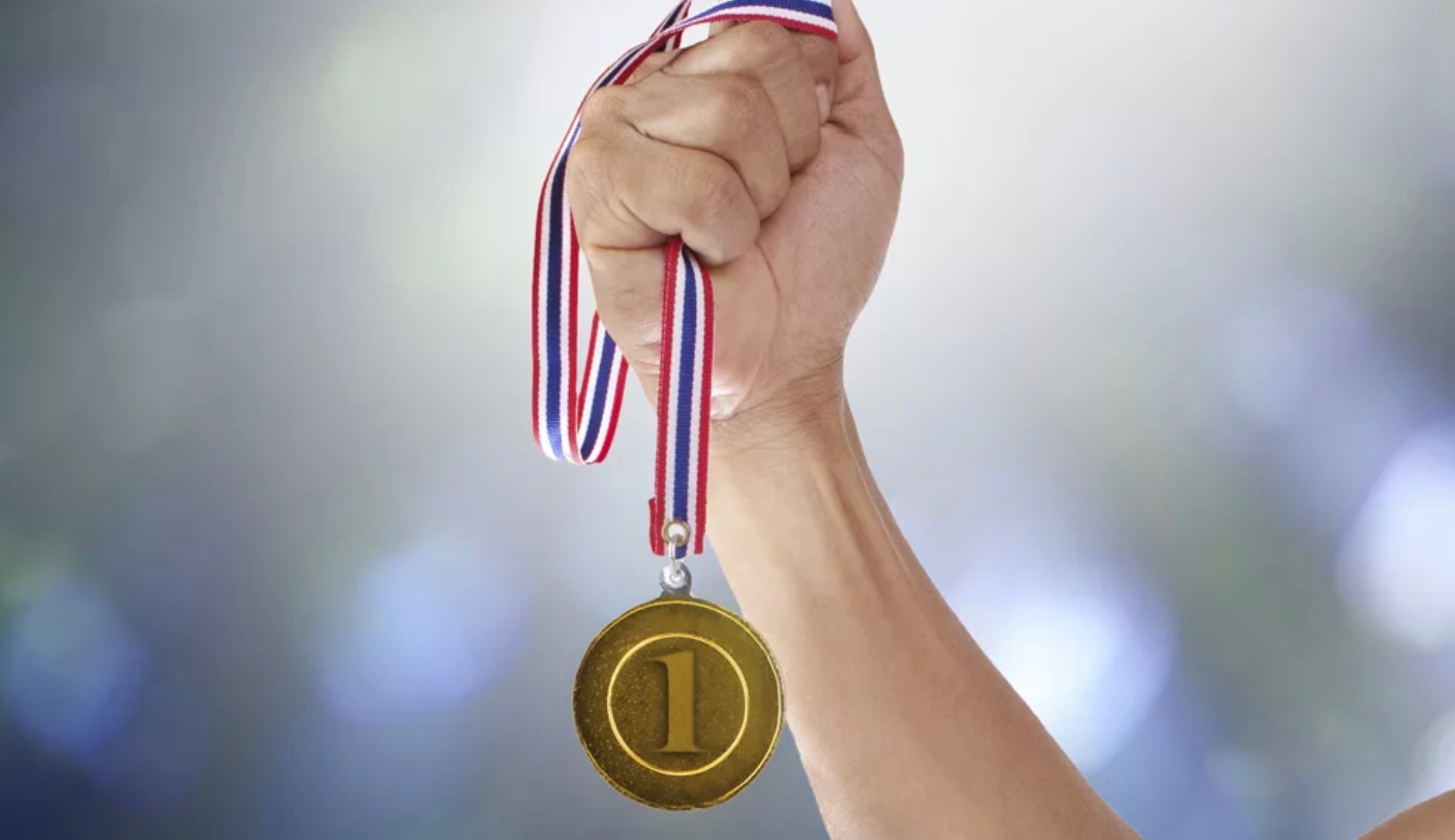 Легкая награда. Медаль в руке. Рука с спортивной медалью. Медаль первое место в руке. Медали спортивные.