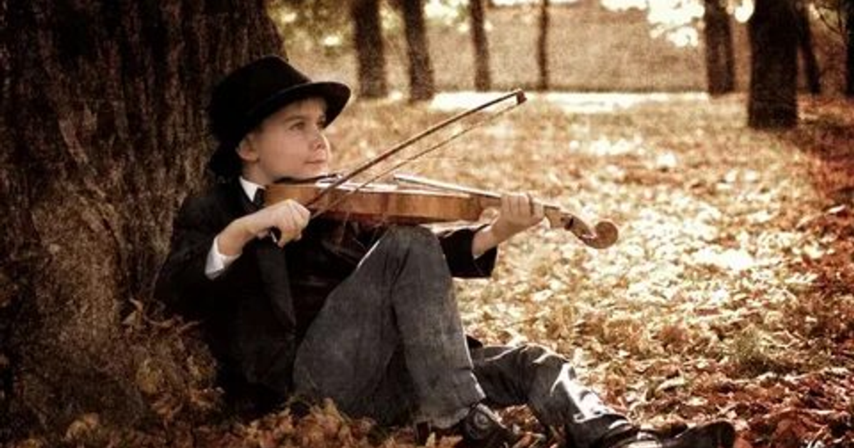 Русскими мальчик музыка. Мальчик со скрипкой. Юноша со скрипкой. Музыканты на природе. Скрипка для детей.