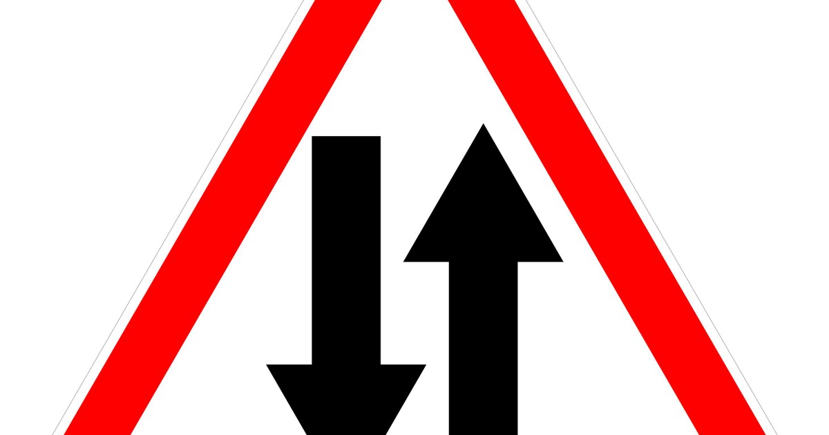 Дорожный знак со. Дорожные знаки. Треугольные дорожные знаки. Треугольный знак с двумя стрелками. Дорожный знак две стрелки.