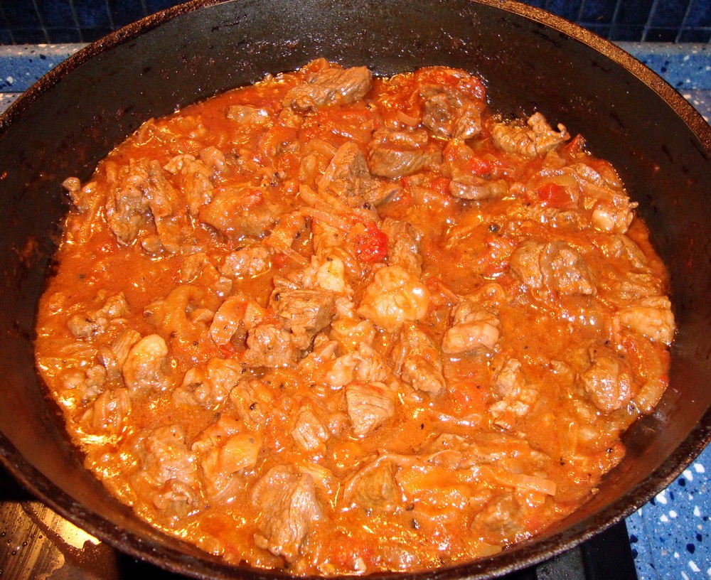 Рецепт гуляша из говядины с подливкой на сковороде с томатной пастой мукой фото пошагово