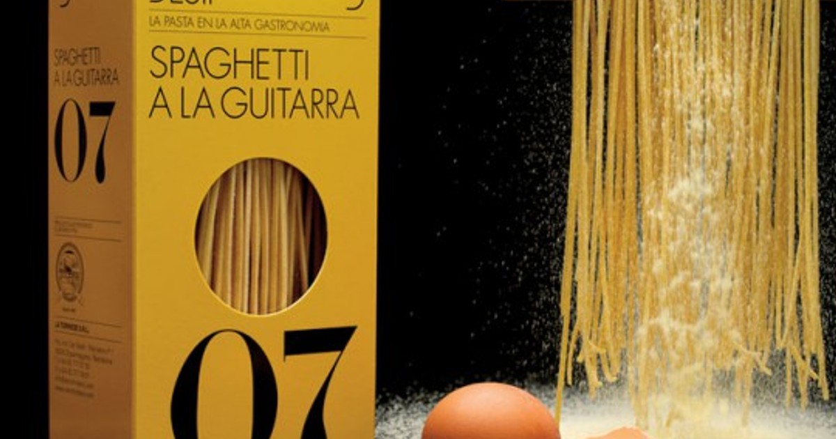 Упаковка спагетти. Спагетти в упаковке. Макароны в упаковке. Дизайнерская упаковка макарон. Итальянская паста упаковка.