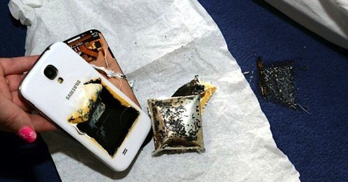 Телефон воняет. Взрыв смартфона. Взрыв аккумулятора телефона. Взорвался аккумулятор телефона. Последствия взрыва телефона.