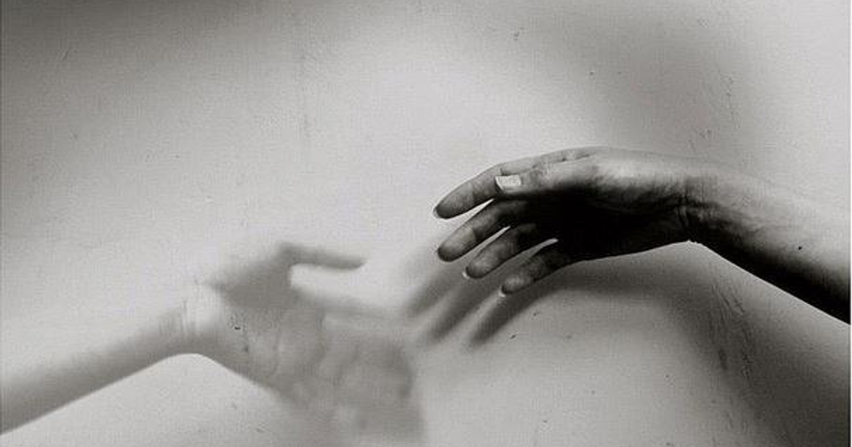 Прикосновение рук. Руки расставание. Рука призрака.