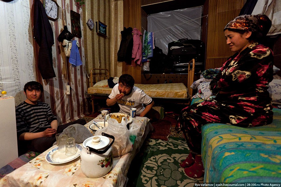 Люди живущие в общежитии. Быт мигрантов. Современный быт. Общежитие гастарбайтеров. Таджики в общежитии.